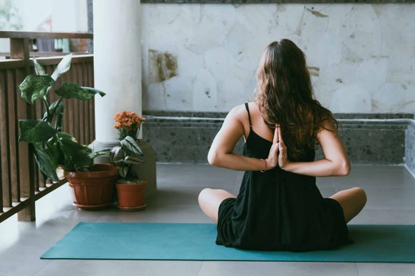 Comment la pratique du yoga Iyengar peut-elle améliorer la posture et la flexibilité ?