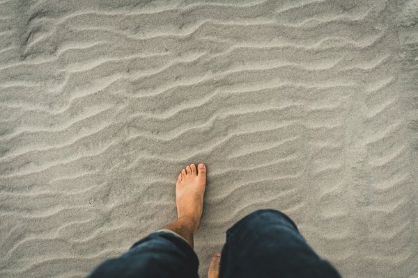 Quels sont les bienfaits de la marche pieds nus pour la santé des pieds?